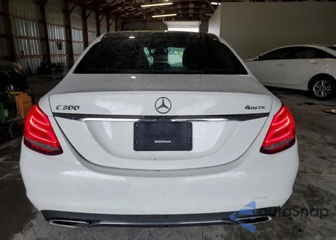 2015 Mercedes-Benz C 300 4Matic z USA, uszkodzony, nr VIN 55SWF4KB2FU093109